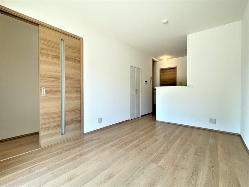 居室・リビング　約10帖のLDKは温かい陽の光が差し込みます。