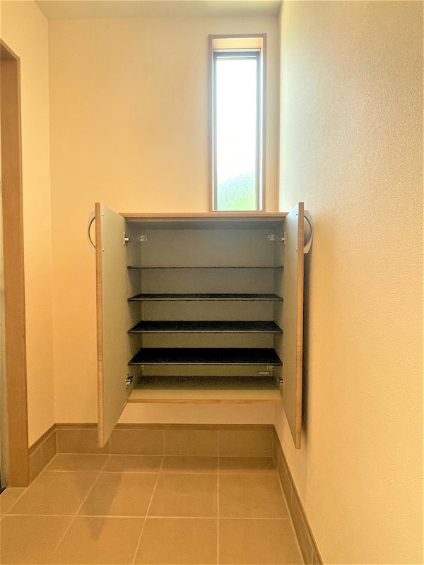 玄関　玄関にはたっぷり収納できる下駄箱です。