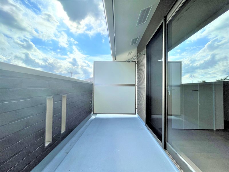 バルコニー　南向きの為陽当り良好のバルコニーです。