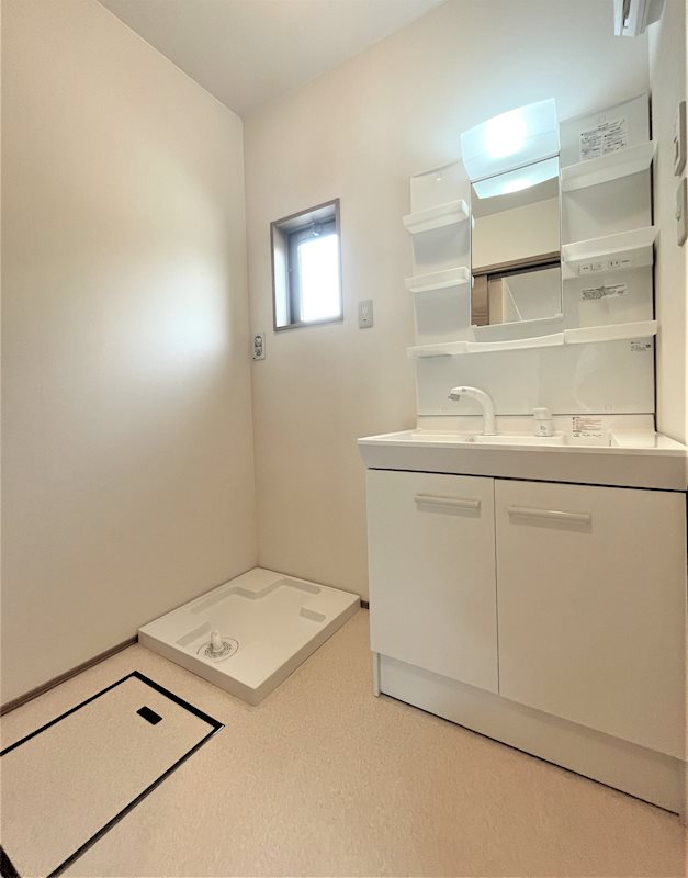 洗面設備　独立洗面化粧台の横には洗濯用防水パンがあります。