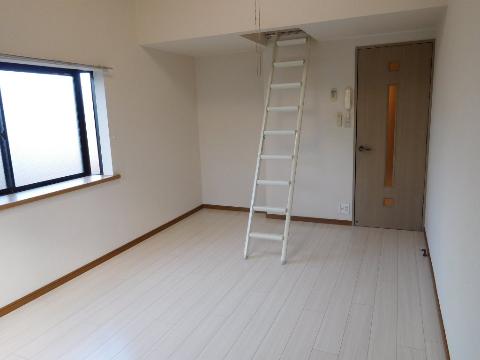 居室・リビング　室内