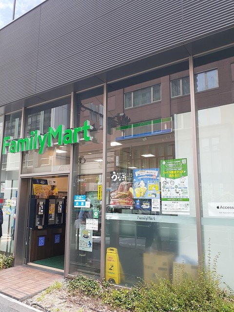 コンビニ　ファミリーマート（コンビニ）まで180m