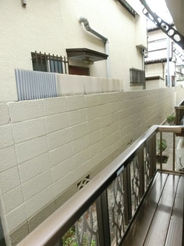 バルコニー　東向きのフラワーボックス。