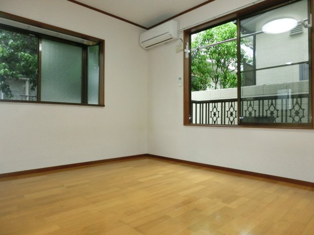 居室・リビング　２面採光の明るい居室スペース。