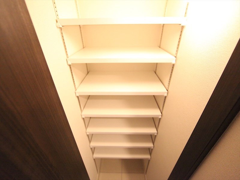 玄関　玄関　シューズクローク付（収納充実してます）