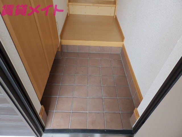 玄関　同物件別室反転タイプ画像