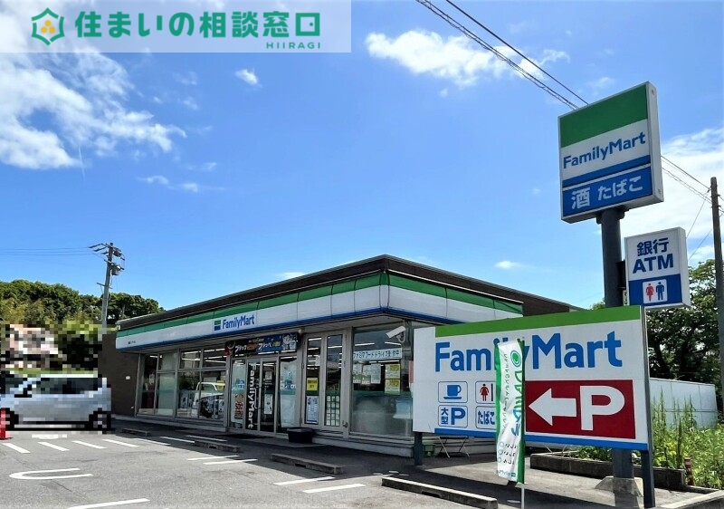 コンビニ　ファミリーマート岡崎インター店（コンビニ）まで735m