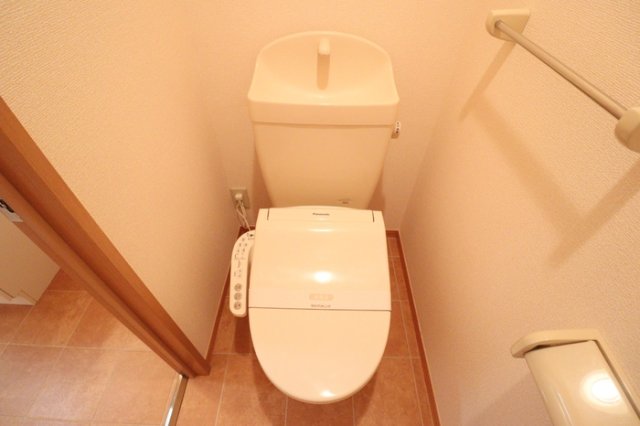 トイレ　もちろん温水洗浄暖房便座です