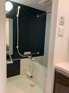 バス・シャワールーム　浴室乾燥機付きバス。