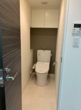 トイレ　温水洗浄便座。