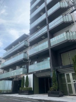 建物外観　鉄筋コンクリート造のがっちりとした建物。