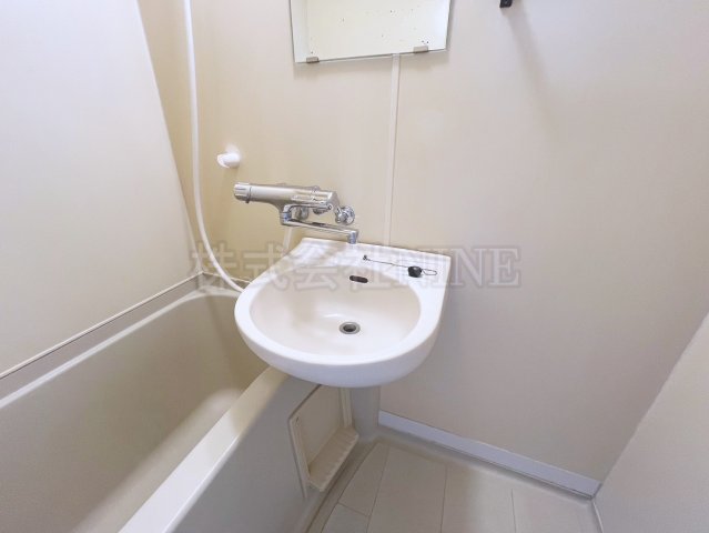 洗面設備　明るい洗面所です