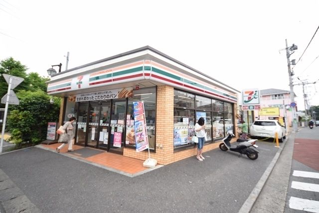 コンビニ　セブンイレブン横浜鶴ケ峰駅北店（コンビニ）まで565m