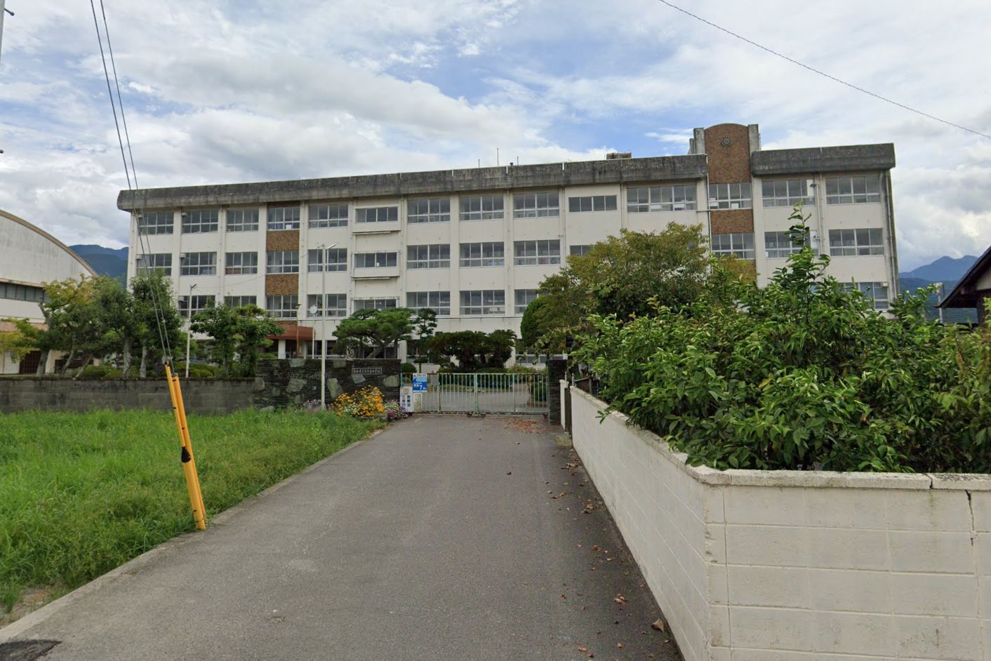 中学校　西条市立西条東中学校（中学校）まで2013m