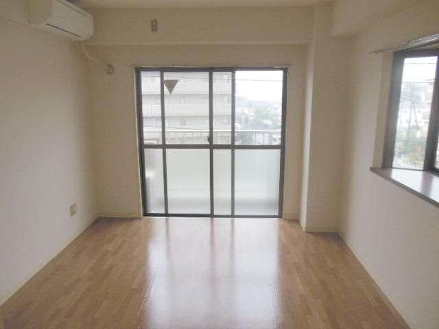 その他部屋・スペース　★角部屋出窓付です★