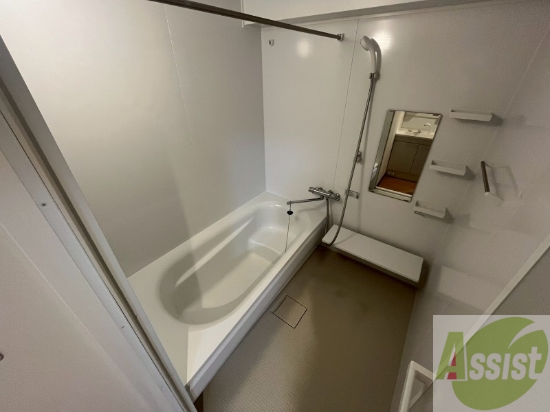 バス・シャワールーム　お風呂です。広々したバスでゆっくりくつろげます。