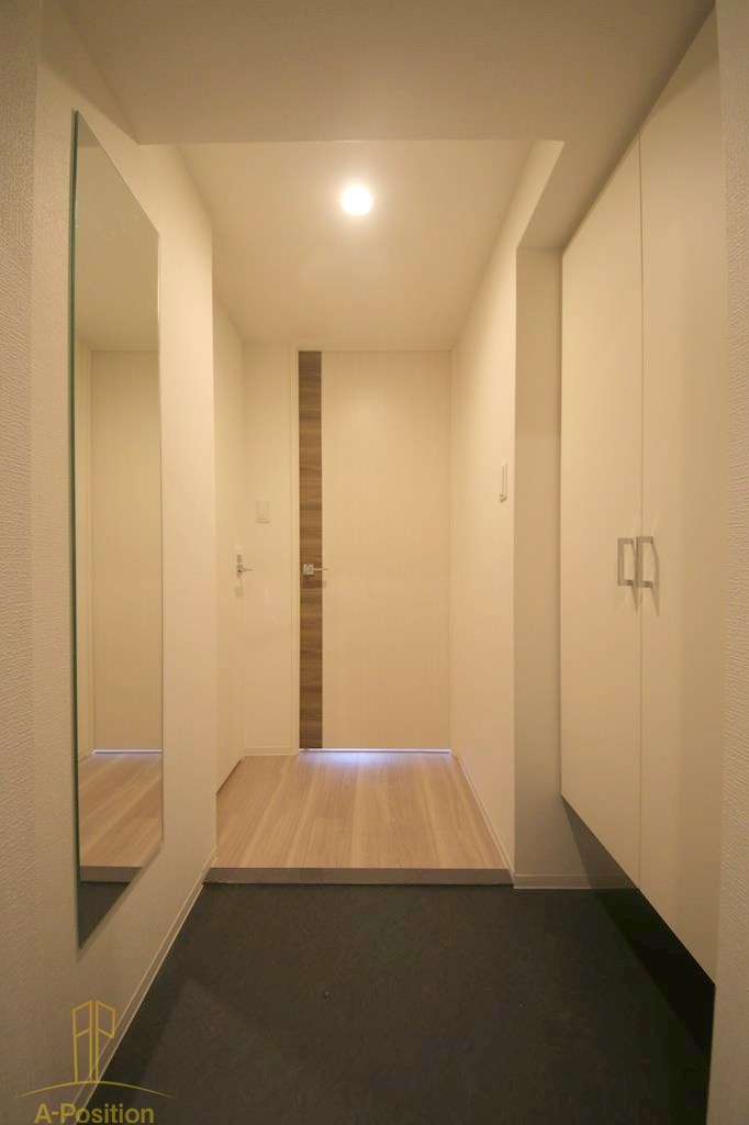 玄関　セレニテ難波グランデシュッド