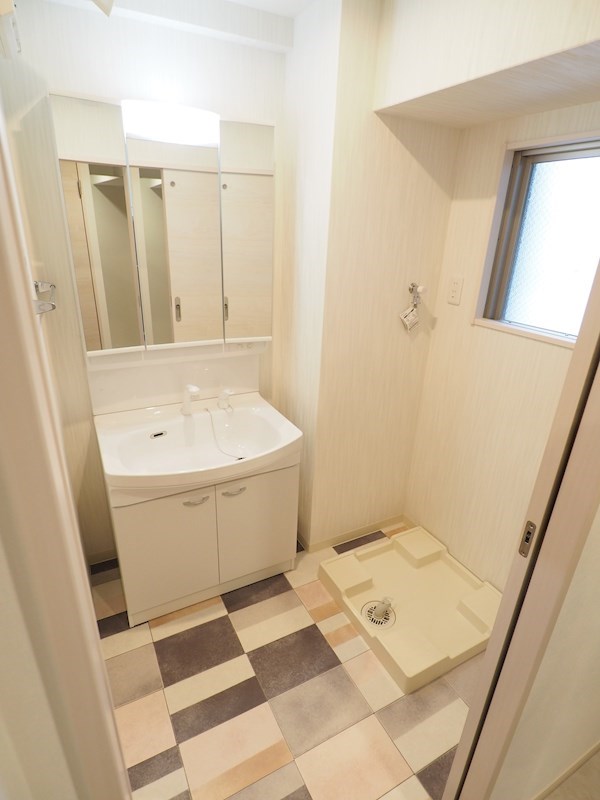 洗面設備　脱衣所あり。窓もあります。