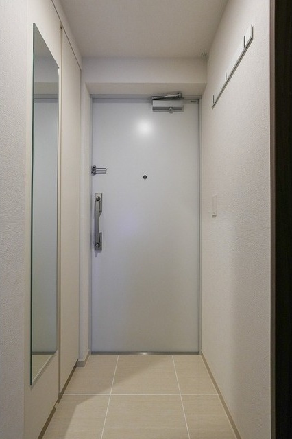 玄関　姿鏡付の玄関
