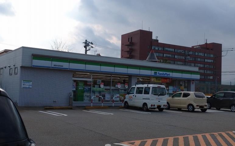 コンビニ　ファミリーマート（コンビニ）まで667m