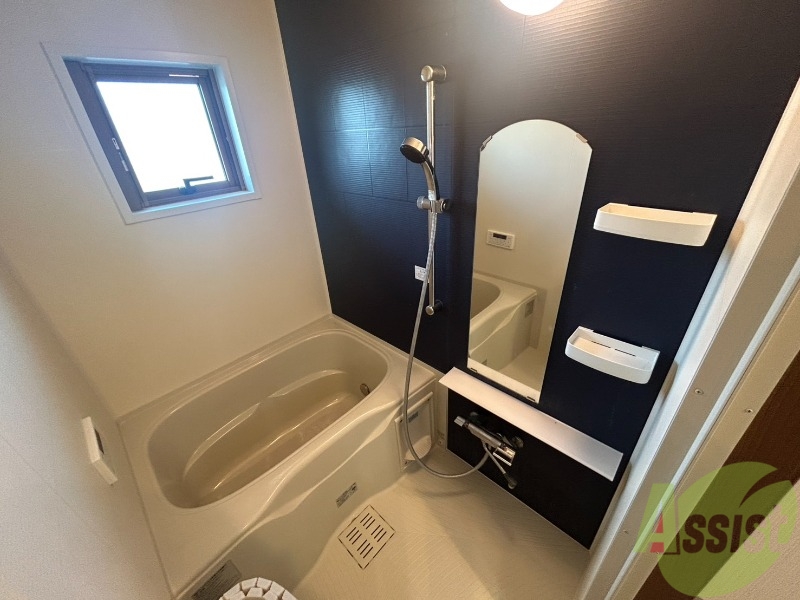 バス・シャワールーム　窓があるため換気もしやすくカビ対策もできます。