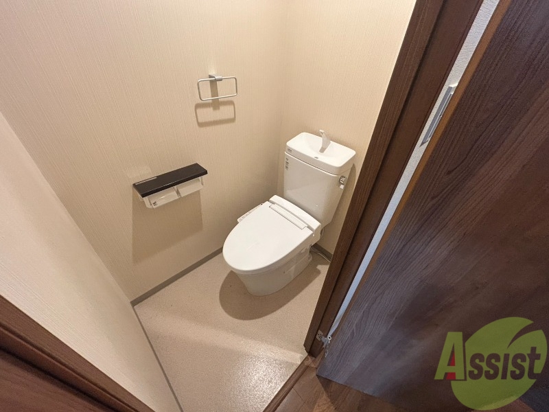 トイレ　温水洗浄便座で清潔感のあるトイレになります。