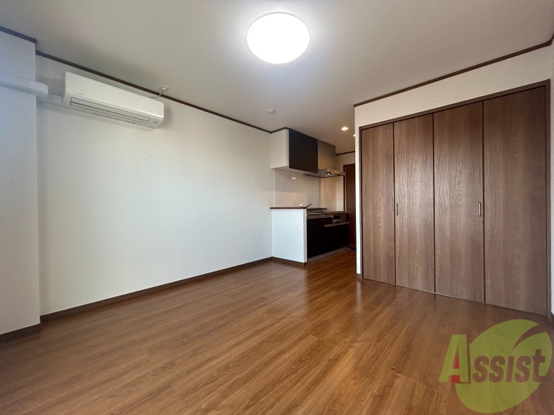 居室・リビング　清潔感のあるフローリングのワンルームのお部屋です。