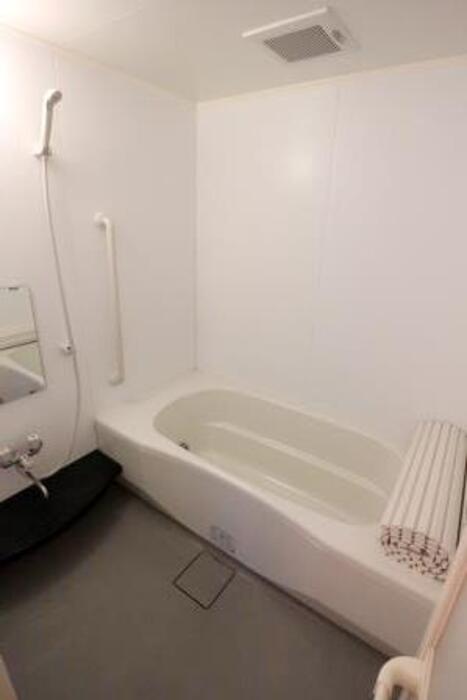 バス・シャワールーム　落ち着いた空間のお風呂です