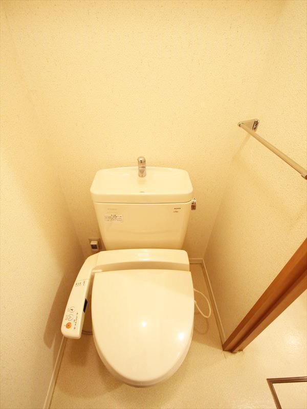 トイレ　温水洗浄便座付きです☆