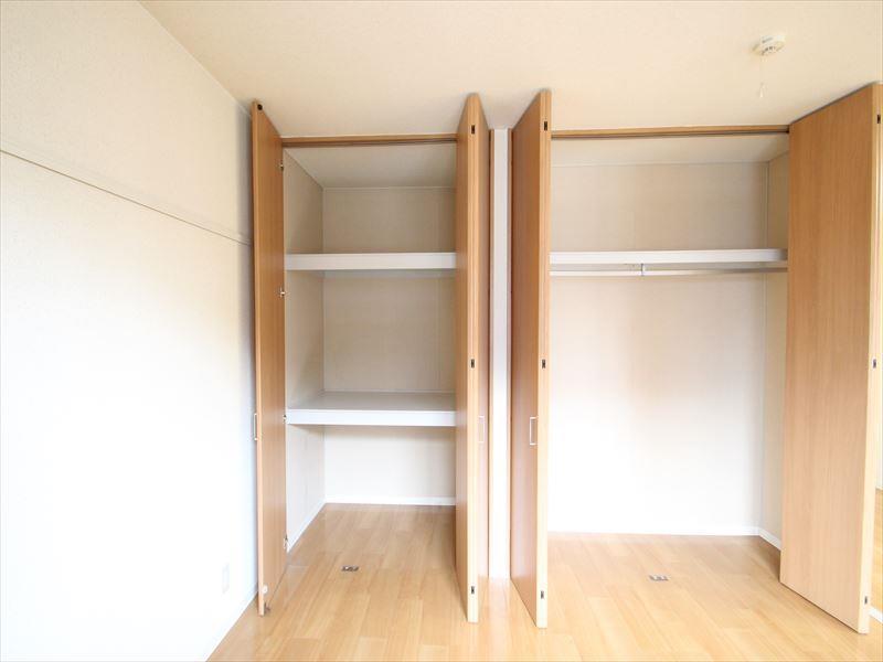 収納　収納スペース◎ハンガーパイプ付きの為、コート・スーツ等もかけ