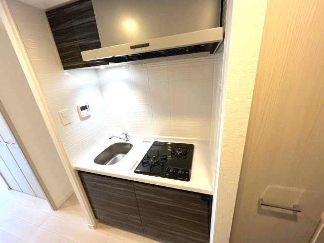 キッチン　写真は他部屋の反転間取りとなっております。