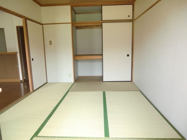 居室・リビング　落ち着く和室もございます