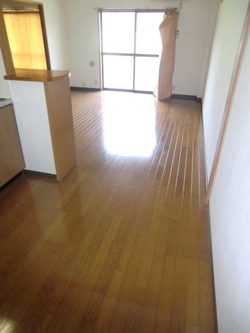 その他部屋・スペース　広々として明るいリビングです