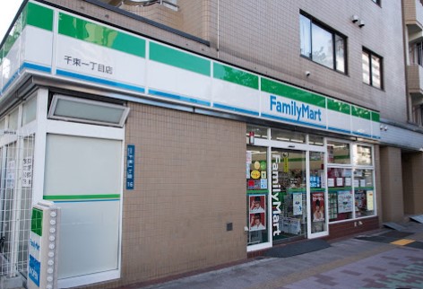 コンビニ　ファミリーマート千束一丁目店（コンビニ）まで323m