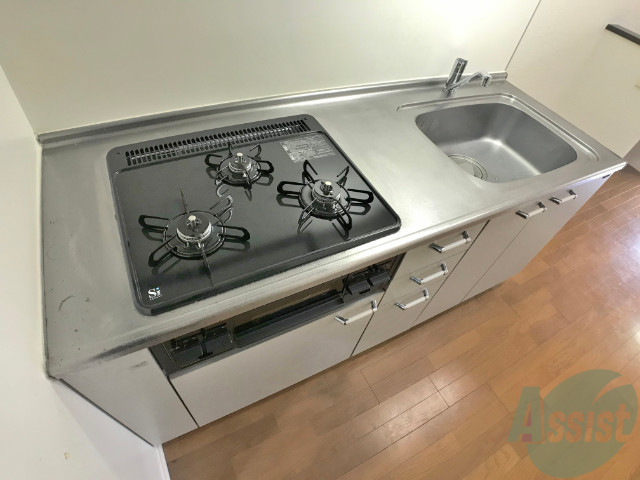 キッチン　広めのキッチンです。複数人での料理も可能となっております。