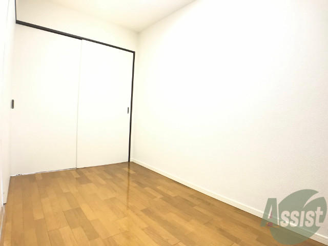 その他部屋・スペース　こちら洋室となっています。こちらに寝室はいかがでしょうか。