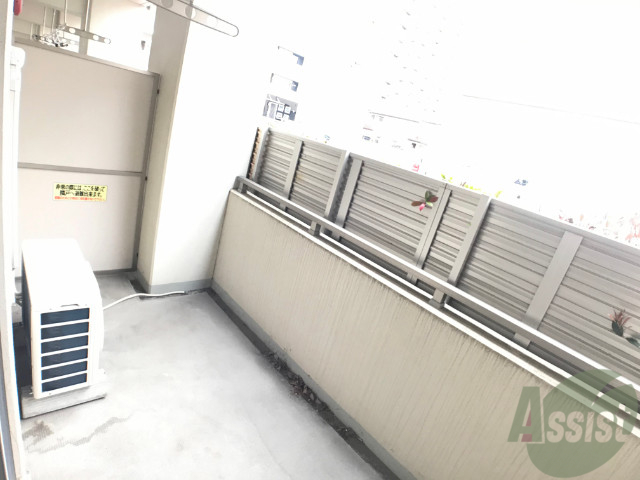 バルコニー　幅があり広めの印象でした。のびのびと作業が出来そうです。