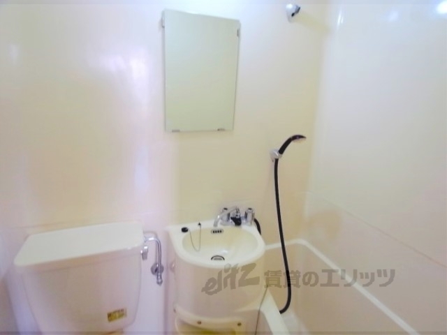 洗面設備　ユニットバスとなっています。