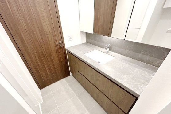 洗面設備　ゆったりとスペースのある洗面所