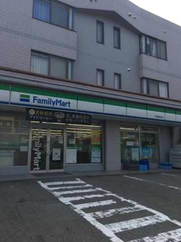 コンビニ　ファミリーマート（コンビニ）まで1050m