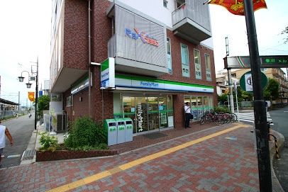 コンビニ　ファミリーマート（コンビニ）まで572m