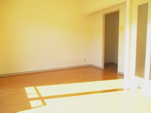 その他部屋・スペース　7.2帖の居室の床はフローリングです☆