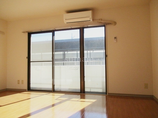 居室・リビング　7.2帖の広々としたリビングです☆