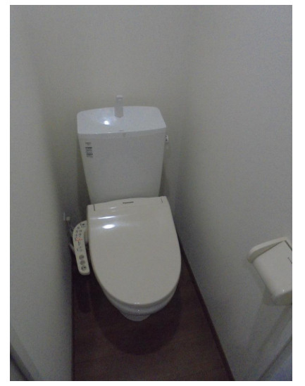 トイレ　落ち着いた色調のトイレです