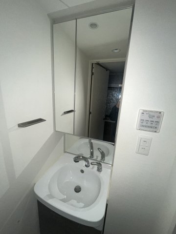 洗面設備　ゆったりとスペースのある洗面所