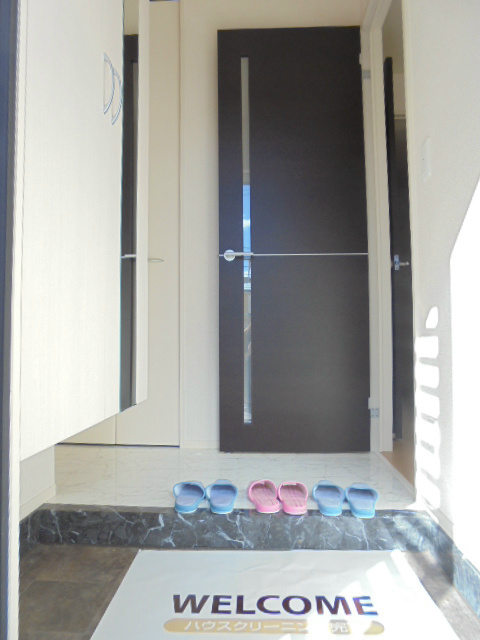 玄関　写真は101号室になります