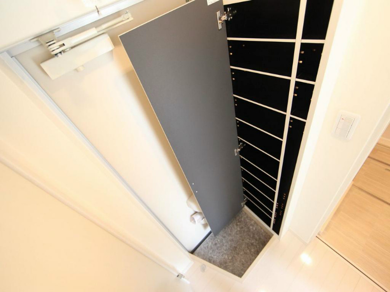 玄関　玄関　シューズボックス付（収納充実してます）