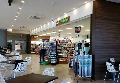 コンビニ　ファミリーマート 福岡赤十字病院店（コンビニ）まで218m