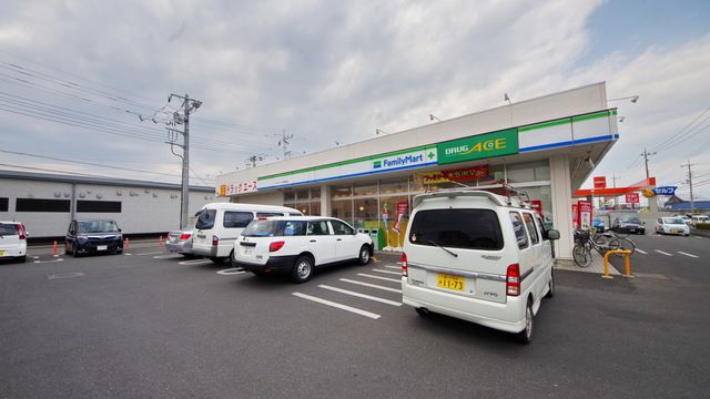 コンビニ　ファミリーマートドラッグエース川越的場店（コンビニ）まで1060m