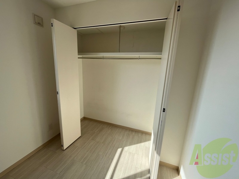 収納　こちらの収納にはハンガーをかけて服もしまえますね。